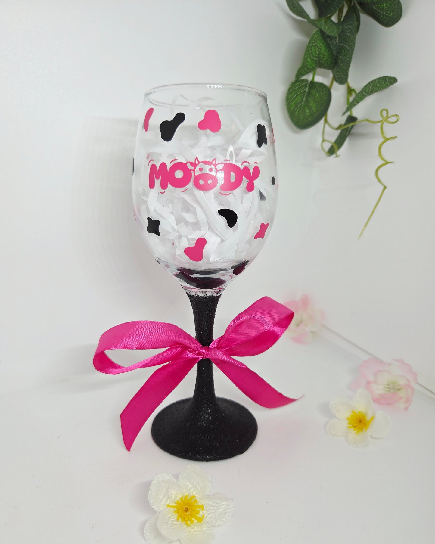 Moody Cow Design Glitter Wine Glass